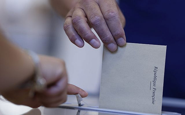 Bulletin de vote dans un bureau de vote à Strasbourg, dans l'est de la France, dimanche 12 juin 2022. (AP Photo/Jean-François Badias)