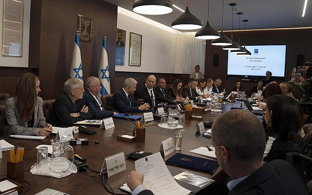 Le Premier ministre israélien Naftali Bennett, au centre, lors de la réunion hebdomadaire du cabinet à Jérusalem, le dimanche 12 juin 2022. (AP Photo/Maya Alleruzzo, Pool)