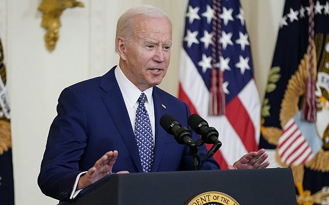 DOSSIER – Le président Joe Biden prenant la parole lors d'une cérémonie de signature de projet de loi, le 13 juin 2022, dans la salle Est de la Maison Blanche à Washington. (AP Photo/Patrick Semansky, Fichier)