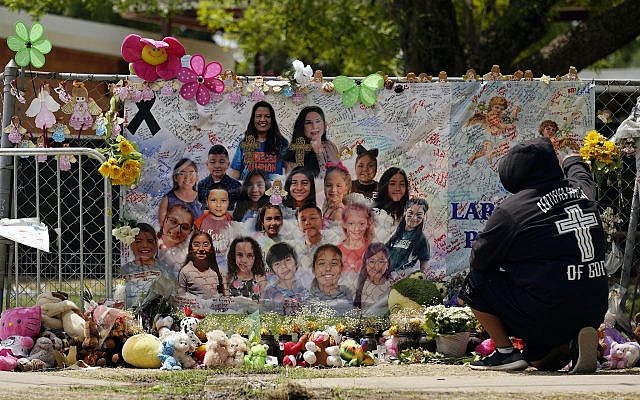 DOSSIER – Mémorial à la Robb Elementary School, créé pour honorer les victimes tuées lors de la récente fusillade à l'école, le 9 juin 2022, à Uvalde, au Texas. (AP Photo /Eric Gay, Dossier)