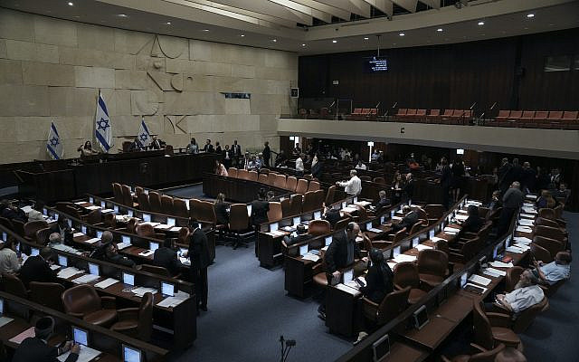 Les législateurs assistant à un vote préliminaire sur un projet de loi visant à dissoudre le parlement, à la Knesset, le parlement israélien, à Jérusalem, le mercredi 22 juin 2022. (AP Photo/Maya Alleruzzo)