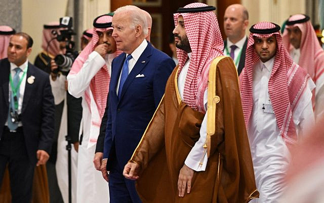 Le président américain Joe Biden (G) et le prince héritier saoudien Mohammed bin Salman lors du sommet de Jeddah sur la sécurité et le développement (CCG+3) dans un hôtel de la ville côtière de Jeddah, sur la mer Rouge, en Arabie saoudite, le 16 juillet 2022. (Crédit : MANDEL NGAN / POOL / AFP)