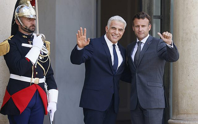Le président français Emmanuel Macron, à droite, et le Premier ministre israélien Yair Lapid saluent le mardi 5 juillet 2022 à l'Elysée à Paris. C'était le premier voyage à l'étranger de Yair Lapid depuis sa prise de fonction la semaine dernière. (AP Photo/Thomas Padilla)