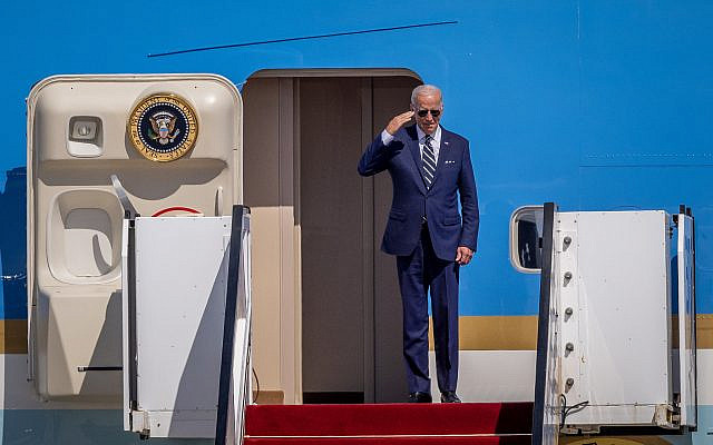 Le président américain Joe Biden à bord d'Air Force One après la cérémonie en son honneur, à l'aéroport Ben Gourion près de Tel Aviv le 15 juillet 2022. Photo de Yonatan Sindel/Flash90 Le président américain Joe Biden à bord d'Air Force One après la cérémonie en son honneur, à l'aéroport Ben Gourion près de Tel Aviv le 15 juillet 2022. Photo de Yonatan Sindel/Flash90