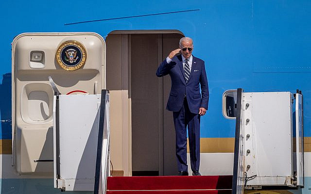 Le président américain Joe Biden à bord de l'Air Force One après la cérémonie en son honneur, à l'aéroport Ben Gourion près de Tel Aviv le 15 juillet 2022. Photo de Yonatan Sindel/Flash90