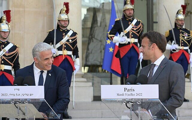 Le Premier ministre Yaïr Lapid avec le Président français Emmanuel Macron au Palais de l’Elysée à Paris, le 5 juillet 2022. (Crédit : Amos Ben-Gershom/GPO)