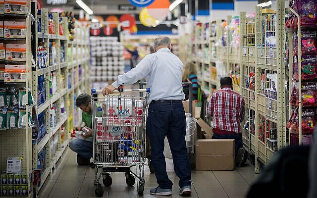 Illustration : Des Israéliens faisant leurs courses dans un supermarché à Jérusalem, le 12 novembre 2017. (Yonatan Sindel/Flash90)