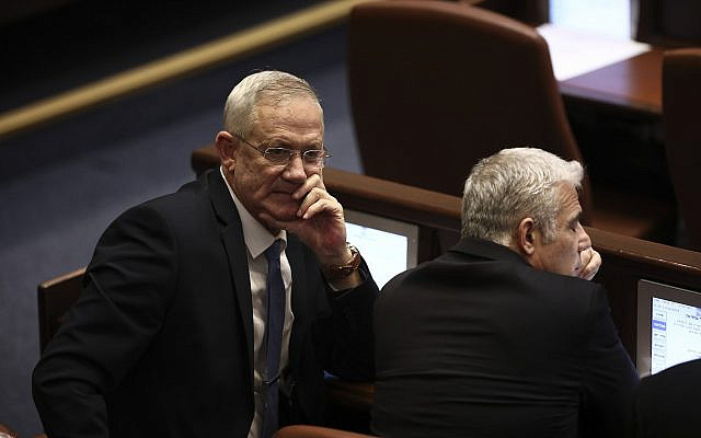 Les dirigeants du parti Kakhol lavan Benny Gantz, à gauche, et Yair Lapid assistent à une session de la Knesset à Jérusalem, le mercredi 11 décembre 2019. (AP Photo/Oded Balilty)