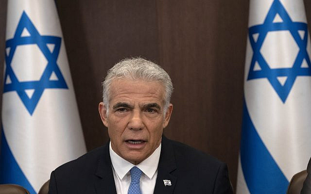 Le Premier ministre israélien Yair Lapid faisant une déclaration au début de la réunion hebdomadaire du cabinet à Jérusalem, le dimanche 14 août 2022. (AP Photo/Maya Alleruzzo, Pool)