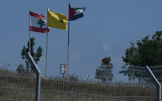 Drapeaux du Hezbollah à la frontière entre Israël et le Liban, dans le nord d'Israël, le 3 juillet 2022. Photo d'Ayal Margolin/Flash90 Drapeaux du Hezbollah à la frontière entre Israël et le Liban, dans le nord d'Israël, le 3 juillet 2022. Photo d'Ayal Margolin/Flash90