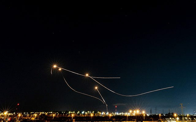 Le système antimissile à dôme de fer tirant des missiles d'interception alors que des roquettes sont tirées de la bande de Gaza vers Israël, comme on le voit depuis Sderot, le 7 août 2022. Photo de Yonatan Sindel/Flash90