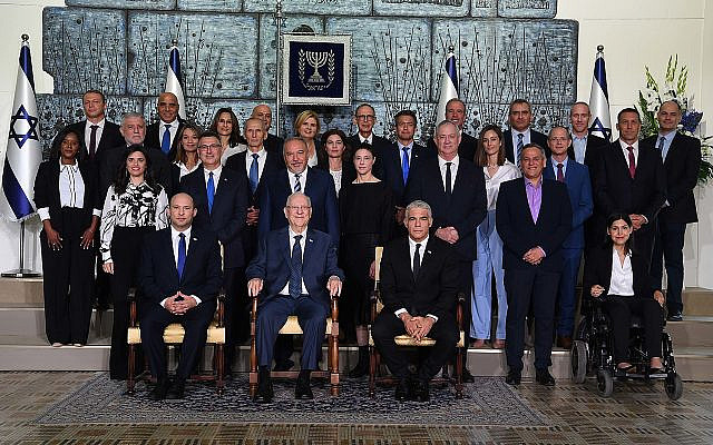 Photo traditionnelle du trente-sixième gouvernement d'Israël à Beit HaNassi dirigée par le président d'Israël, Reuven Rivlin. Lundi 14 juin 2021. Crédit photo : Haim Tzach / GPO.
