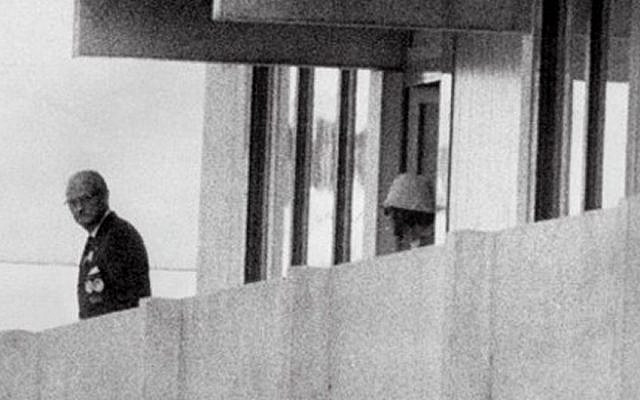 Un membre du commando apparaissant sur le balcon du bâtiment de la délégation israélienne à Munich (5-9-1972) (AFP)