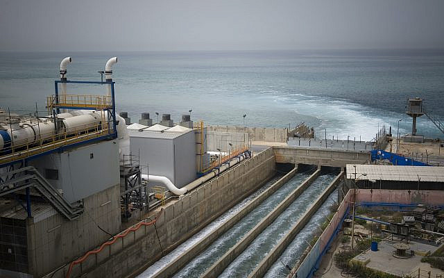 Nouvelle usine de dessalement dans la ville de Hadera, en Israël, le dimanche 16 mai 2010. (AP Photo/Ariel Schalit)