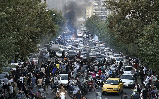 Manifestation contre la mort d'une femme détenue par la police des mœurs, au centre-ville de Téhéran, Iran, sept. 21 septembre 2022. (AP Photo. Fichier)