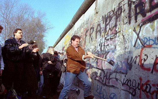 Mur de Berlin près de la Potsdamer Platz, le 12 novembre 1989 (AP Photo/John Gaps III)