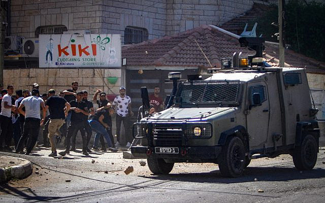 Des Palestiniens affrontant les forces de sécurité israéliennes, dans la ville cisjordanienne de Jénine, le 28 septembre 2022, à la suite de l'arrestation de membres armés par les forces israéliennes. Photo de Nasser Ishtayeh/Flash90