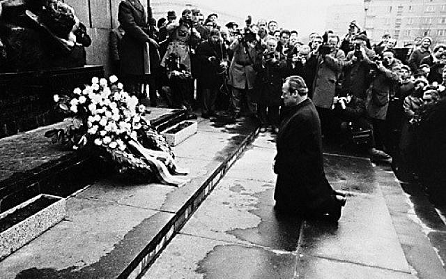 Agenouillement de Willy Brandt à Varsovie, 7 décembre 1970. Hérodote.net.
