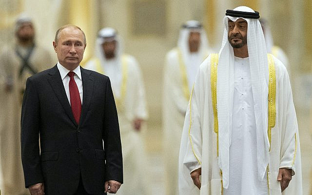 DOSSIER - Le président russe Vladimir Poutine, à gauche, et le prince héritier d'Abu Dhabi Mohamed bin Zayed al-Nahyan assistant à la cérémonie officielle d'accueil à Abu Dhabi, Émirats arabes unis, octobre. 15, 2019. (Photo AP/Alexander Zemlianichenko, Dossier)
