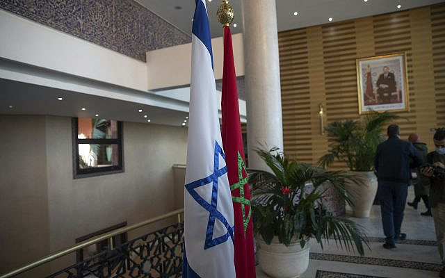 Les drapeaux marocain et israélien lors d'une visite du ministre israélien de la Défense Benny Gantz au ministère marocain des Affaires étrangères, à Rabat, au Maroc, le mercredi 24 novembre 2021. Israël et le Maroc ont signé mercredi un accord historique qui jette les bases de la coopération en matière de sécurité, de renseignement, et les futures ventes d'armes. (AP Photo/Mosa'ab Elshamy)