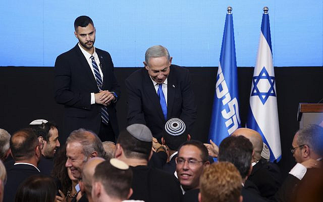 L'ancien Premier ministre israélien et chef du parti Likud, Benjamin Netanyahu, saluant les membres de son parti après les résultats du premier sondage à la sortie des élections parlementaires israéliennes au siège du parti à Jérusalem, le mercredi 2 novembre 2022. (AP Photo/Oren Ziv)