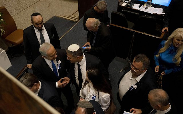 Le nouveau Premier ministre israélien Benjamin Netanyahu, à gauche, et le législateur Itamar Ben Gvir, au centre, se serrent la main après la cérémonie d'assermentation du parlement israélien, à la Knesset, à Jérusalem, mardi nov. 15 janvier 2022. (AP Photo/ Maya Alleruzzo, Piscine)