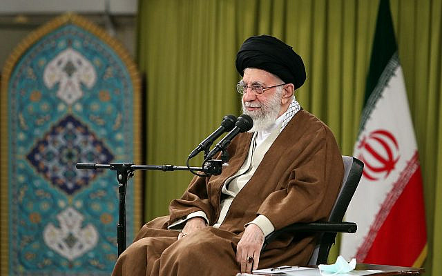 Sur cette photo publiée par le site officiel du bureau du guide suprême iranien, le guide suprême, l'ayatollah Ali Khamenei, s'exprime lors d'une réunion avec un groupe de la force paramilitaire Basij à Téhéran, en Iran, le samedi 26 novembre 2022. Le chef suprême de l'Iran a fait l'éloge des volontaires paramilitaires chargés d'écraser la dissidence samedi dans un discours télévisé alors que des dizaines d'ophtalmologistes ont averti qu'un nombre croissant de manifestants ont été aveuglés par les forces de sécurité lors de manifestations anti-gouvernementales. Le Basij a joué un rôle de premier plan dans la répression des manifestations qui ont commencé le 17 septembre, déclenchées par la mort d'une jeune femme alors qu'elle était détenue par la police des mœurs iranienne. (Bureau du guide suprême iranien via AP)
