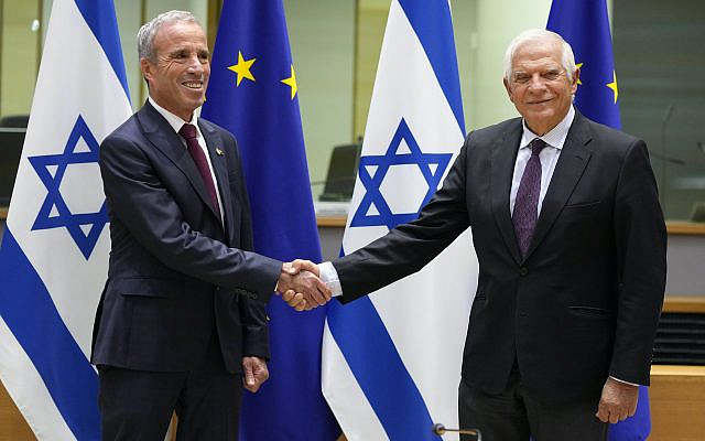 Le chef de la politique étrangère de l'Union européenne, Josep Borrell, à droite avec le ministre israélien du renseignement, Elazar Stern, avant la réunion du Conseil d'association UE-Israël au bâtiment du Conseil de l'UE à Bruxelles, le lundi 3 octobre 2022. (AP Photo/Virginia Mayo )