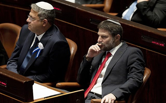 Les législateurs israéliens d'extrême droite Itamar Ben Gvir, au centre, et Bezalel Smotrich, à droite, assistant à la cérémonie d'assermentation du Parlement israélien, à la Knesset, à Jérusalem, le mardi 15 novembre , 2022. (AP Photo/ Maya Alleruzzo, Piscine)