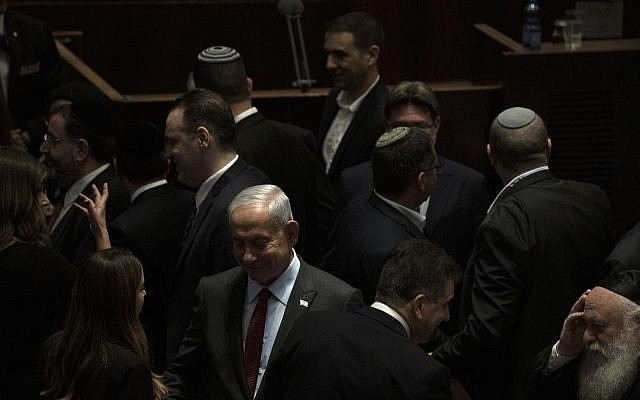 Le Premier ministre israélien Benjamin Netanyahu, centre gauche, après que Yariv Levin a été choisi comme président de la Knesset, le parlement israélien, à Jérusalem, le mardi 13 décembre 2022. (AP Photo/ Maya Alleruzzo)