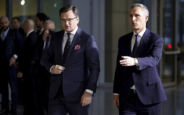 Le ministre ukrainien des Affaires étrangères, Dmytro Kuleba, à gauche, marchant avec le secrétaire général de l'OTAN, Jens Stoltenberg, alors qu'ils arrivent pour une réunion des ministres des Affaires étrangères de l'OTAN au siège de l'OTAN, à Bruxelles, le 7 avril 2022. (Crédit : Olivier Matthys/AP)