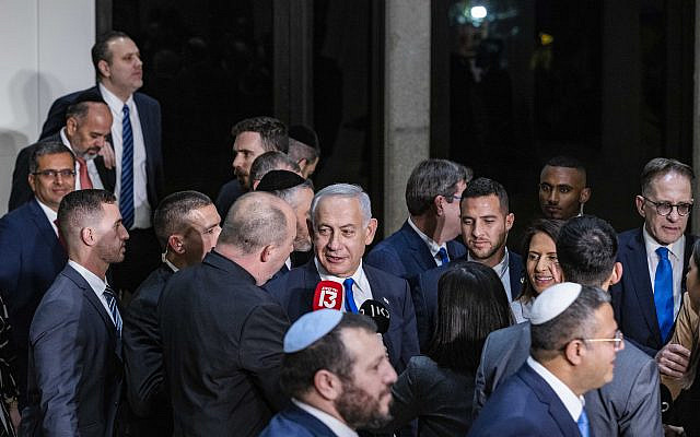Le nouveau gouvernement israélien, dirigé par le Premier ministre israélien Benjamin Netanyahu, pose pour une photo de groupe à la résidence du président à Jérusalem, le 29 décembre 2022. Photo Olivier Fitoussi/Flash90