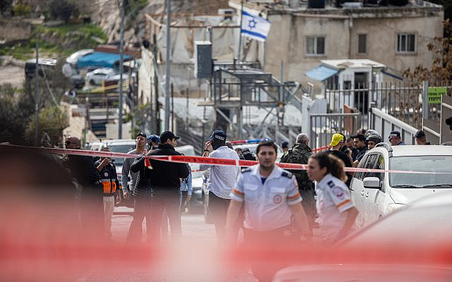 Des policiers et des secouristes sur les lieux de la fusillade dans la Cité de David, à Jérusalem-Est, le 28 janvier 2023. Photo de Yonatan Sindel/Flash90