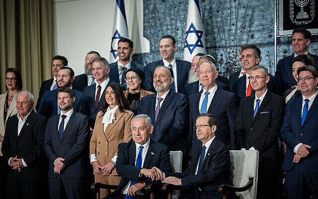 Le président Isaac Herzog et le Premier ministre Benjamin Netanyahu posant pour une photo de groupe du nouveau gouvernement à la résidence présidentielle, à Jérusalem, le 29 décembre 2022. (Crédit : Yonatan Sindel/Flash90)