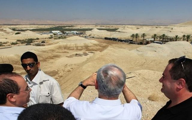 Le Premier ministre Benjamin Netanyahu scrutant le pont Allenby qui permet de franchir le Jourdain, séparant la Cisjordanie et le royaume Hachémite (Crédit : Kobi Gideon/Flash 90)