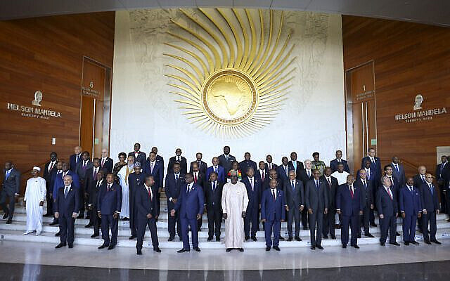 Des dirigeants se sont réunis pour une photo de groupe au Sommet de l’Union africaine à Addis-Abeba, en Éthiopie, le 18 février 2023. (Crédit : AP Photo)