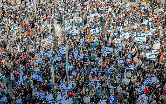Des Israéliens protestent contre les changements proposés au système judiciaire à Haïfa, le 20 février 2023. Photo de Shir Torem/Flash90