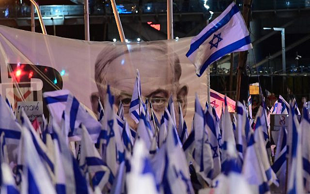 Des Israéliens défilant à Tel Aviv lors d'une manifestation contre la réforme judiciaire prévue par le gouvernement israélien, le 25 février 2023. Photo de Tomer Neuberg/Flash90
