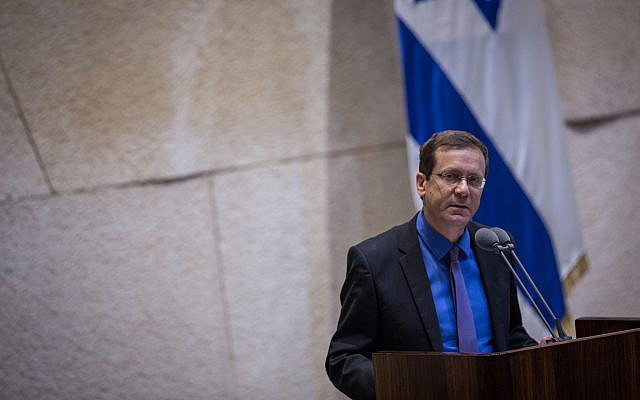Le chef de l'opposition Itzhak Herzog s'exprimant lors d'une discussion sur l'ingérence du Premier ministre Benjamin Netanyahu dans les médias israéliens et l'Israel Public Braodcasting Corporation, dans la salle plénière du parlement israélien, le 05 avril 2017. Photo Hadas Parush/FLASH90