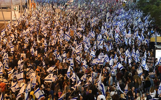 Des milliers de manifestants israéliens se rassemblant contre les projets de révision judiciaire du gouvernement israélien dans la ville côtière de Tel Aviv le 04 mars 2023. Les manifestants ont été confrontés à la police et ont bloqué l'autoroute Ayalon. Photo par Gili Yaari/Flash90
