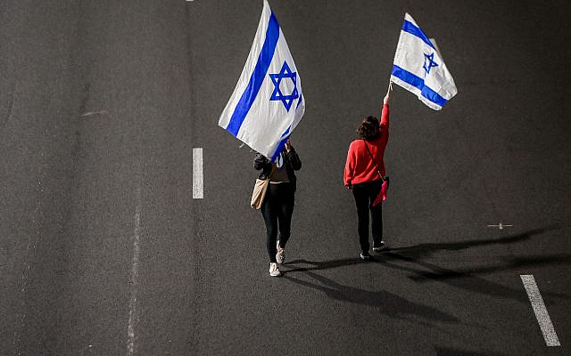 Des Israéliens bloquant l'autoroute Ayalon à Tel Aviv lors de la manifestation contre la réforme judiciaire prévue par le gouvernement israélien le 25 mars 2023. Photo par Avshalom Sassoni/Flash90