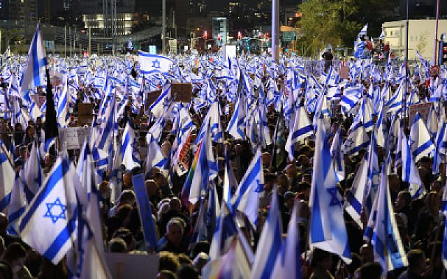 Des milliers de manifestants israéliens se rassemblent contre les projets de révision judiciaire du gouvernement israélien dans la ville côtière de Tel Aviv le 18 mars 2023. Les manifestants ont été confrontés à la police et ont bloqué l'autoroute Ayalon. Photo par Gili Yaari/Flash90