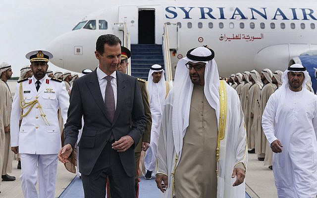 DOSSIER – Sur cette photo publiée par la présidence syrienne, le président syrien Bashar Assad, à gauche, s'entretenant avec le président des Émirats arabes unis, le cheikh Mohammed bin Zayed Al-Nahyan, à Abu Dhabi, aux Émirats arabes unis, le dimanche 19 mars 2023. (Présidence syrienne via AP, File)
