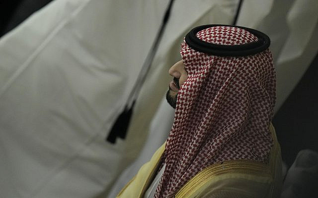 Le prince héritier et Premier ministre d'Arabie saoudite Mohammed bin Salman Al Saud attend le début du match de football du groupe A de la Coupe du monde entre le Qatar et l'Équateur au stade Al Bayt d'Al Khor, au Qatar, le dimanche 20 novembre 2022. (AP Photo/Hassan Ammar)