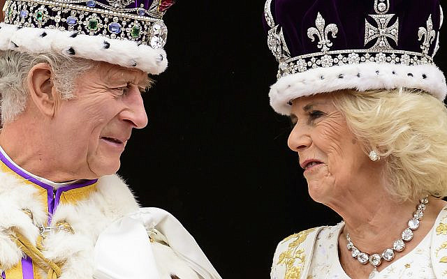 Le roi Charles III et la reine Camilla de Grande-Bretagne sur le balcon du palais de Buckingham après leur couronnement, à Londres, le samedi 6 mai 2023. (Leon Neal/Pool Photo via AP)