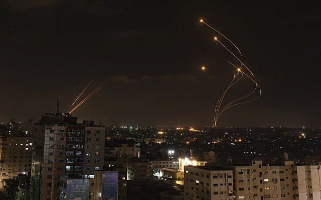 Des roquettes tirées depuis Gaza et interceptées par le système anti-missile israélien Iron Dome au-dessus du ciel israélien sont vues depuis la ville de Gaza, le samedi 13 mai 2023. (AP Photo/Fatima Shbair)