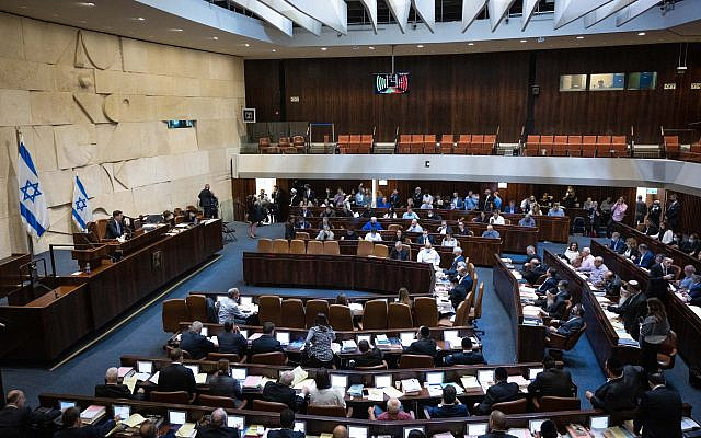 Vue générale de la salle de réunion lors d'un vote sur le budget de l'État 2022 au parlement israélien, à Jérusalem, le 4 novembre 2021. Photo de Yonatan Sindel/Flash90