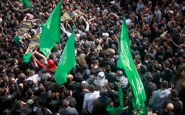 Des hommes armés et des personnes en deuil palestiniens assistent aux funérailles de trois Palestiniens tués par les forces de sécurité israéliennes dans le village cisjordanien de Jaba le 9 mars 2023. Photo de Nasser Ishtayyeh/Flash90