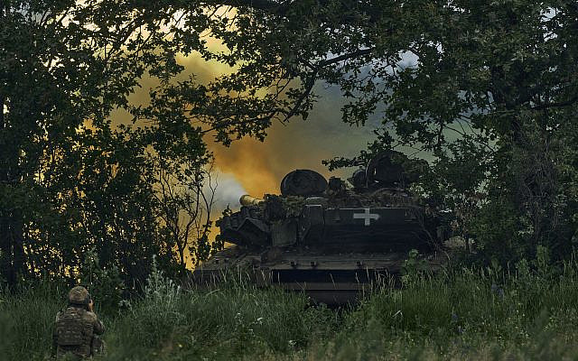 Un char ukrainien tirant vers des positions russes sur la ligne de front près de Bakhmut, région de Donetsk, Ukraine, samedi 17 juin 2023. (AP Photo/Libkos)