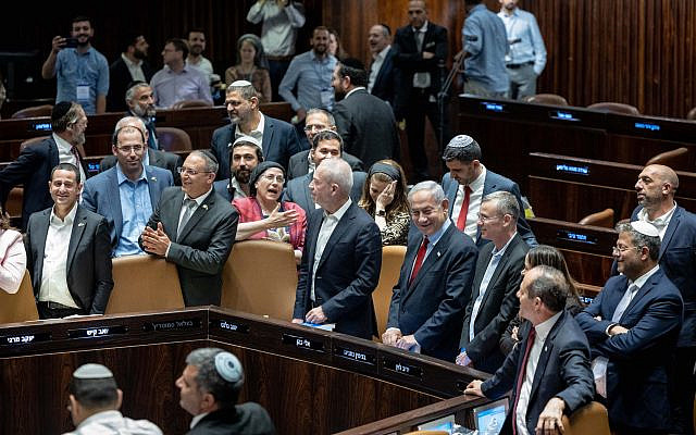 Le Premier ministre israélien Benjamin Netanyahu, des ministres et des députés après une discussion et un vote sur le budget de l'État dans la salle de réunion du parlement israélien à Jérusalem, le 23 mai 2023. Photo de Yonatan Sindel/Flash90